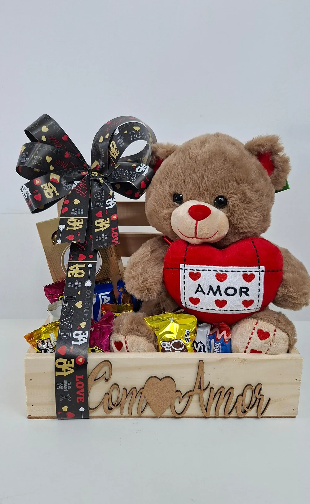 Caixa surpresa personalizada com ursinho, caneca e chocolates