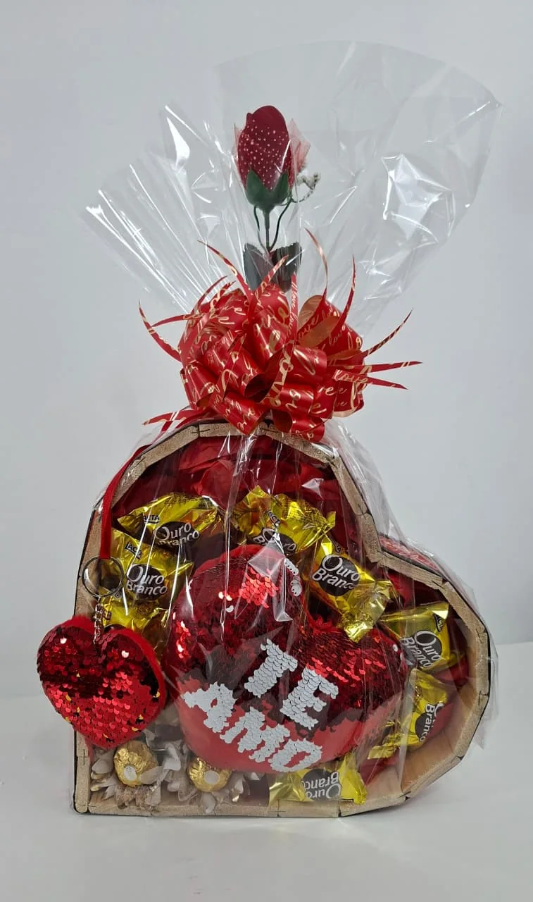 Cesta de presente com chocolates, rosa e laço vermelho
