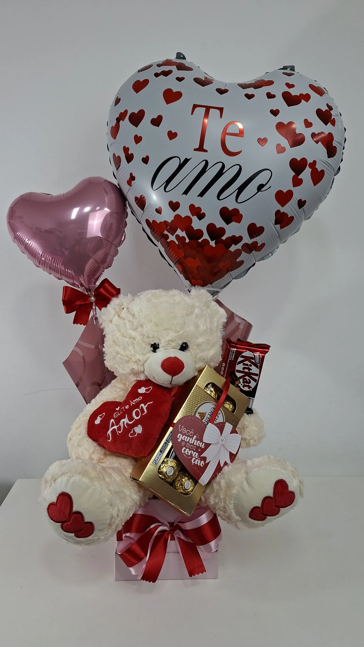 Cesta de presente romântica personalizada com pelúcia, chocolates e balão Te Amo